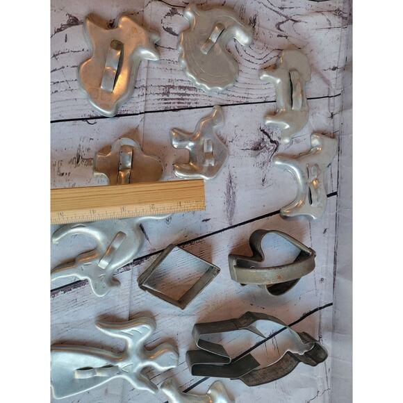 Group Of 12 Vintage Cookie Cutters Aluminum Metal Crafting Cutters - Picture 6 of 8